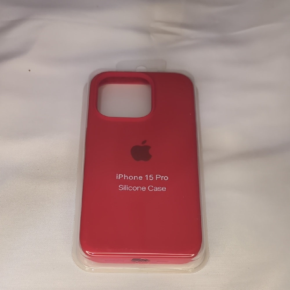 Apple iPhone 15 Pro Silicone Case - Vibrant Red